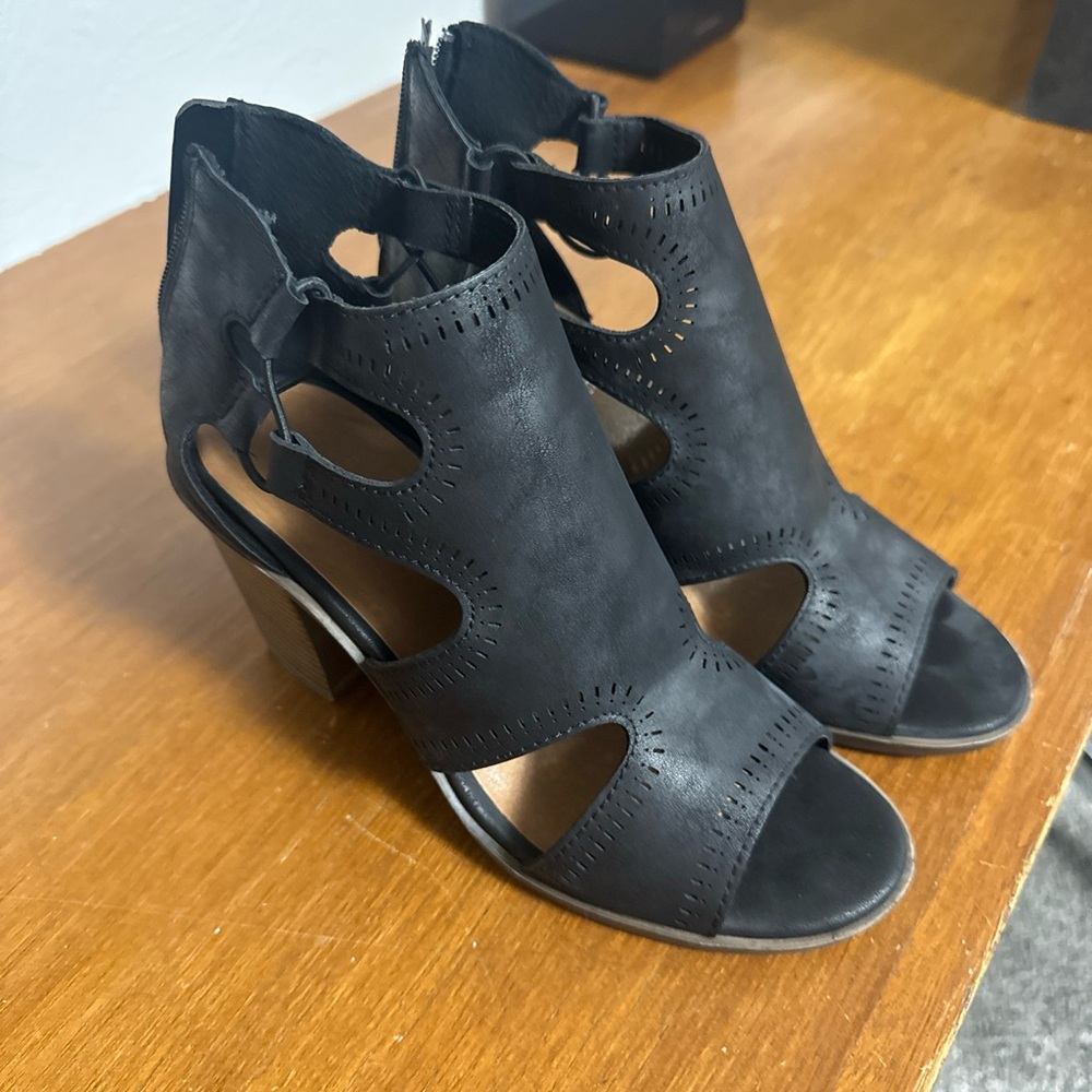 Maurice’s Hailey Zip back open toe square toe black sandal size 7.5
